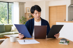 売主が3種類の媒介契約を比較しているイメージ