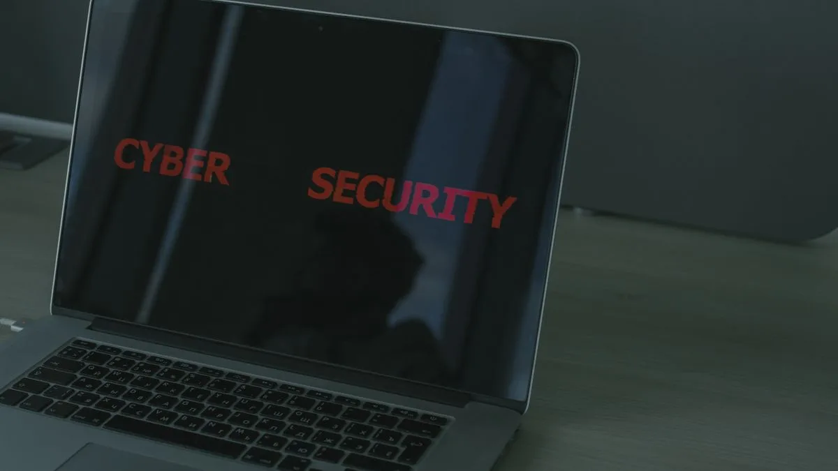 ノートパソコンの画面に「CYBER SECURITY」と赤い文字が表示されている