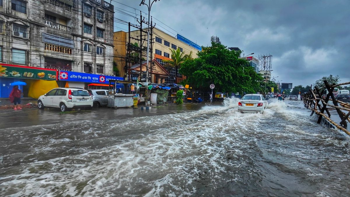 大雨で水があふれ、路面が水に覆われた街なかの道路