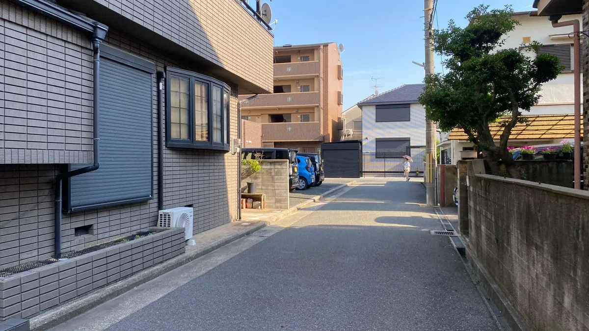 隣家との距離が近い日本の住宅街。建物が道路沿いにすき間なく連なっている