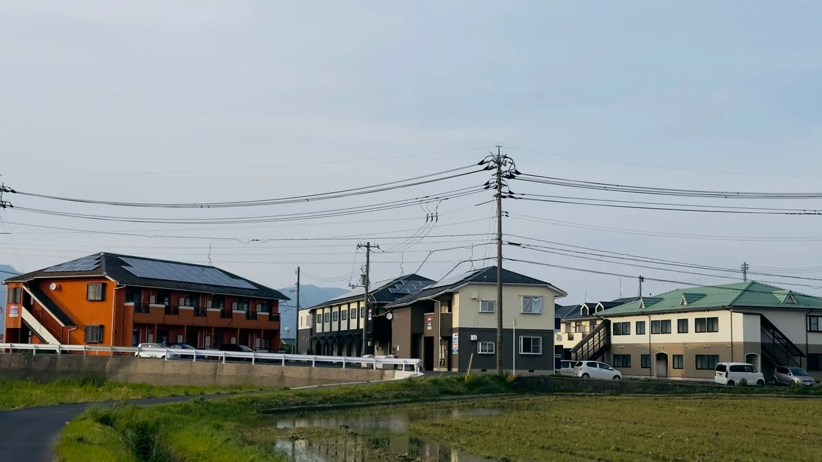 田んぼのそばに住宅が点在している風景