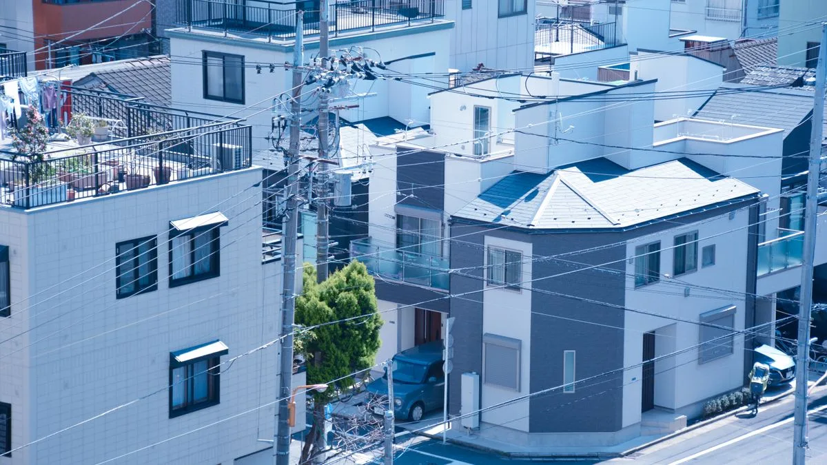 密集した住宅の屋根を上から見たところ。家と家の間がほとんどない