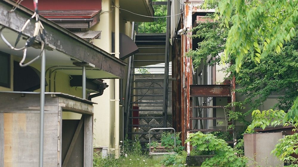 隣の建物と接近した路地の奥に建つ古い日本家屋