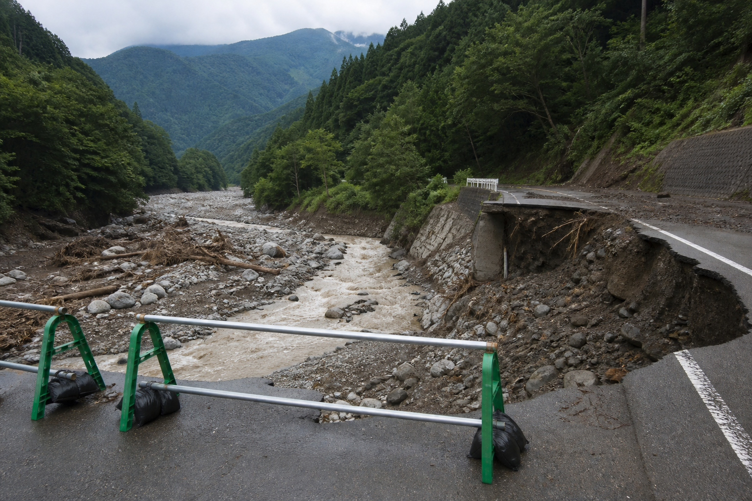 土石流で道路と橋が流された北アルプスの山間部