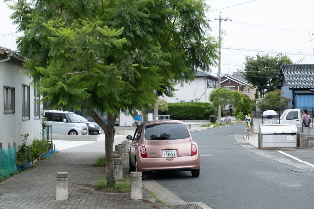 車がすれ違える幅のある住宅街の道路