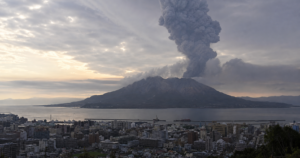 鹿児島市街地から見た桜島の噴煙