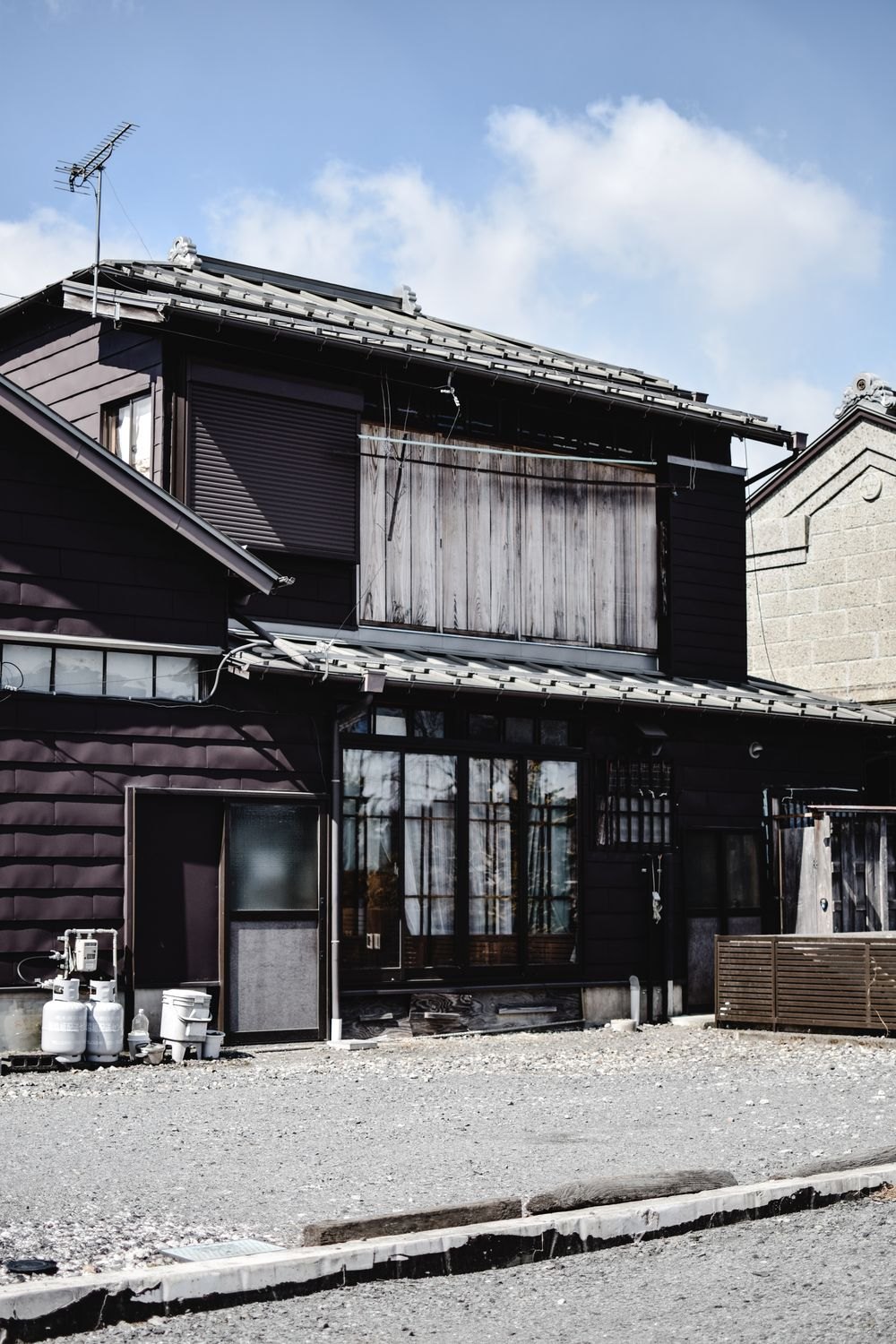 板張りの外壁が古びた木造家屋の正面