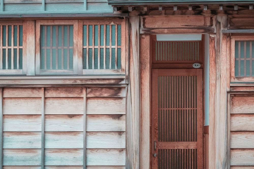 土壁と木の扉が残る古い建物の外観