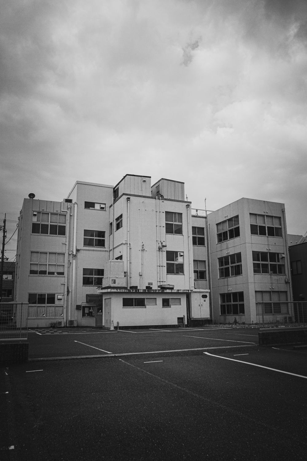低層の集合住宅が並ぶ街並み
