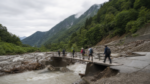 北アルプスの土石流現場に設けられた仮橋を渡る登山者