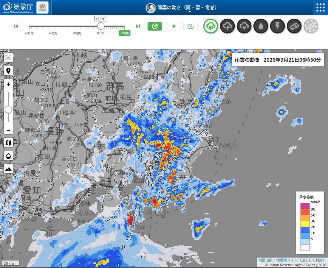 気象庁の雨雲の動きの画面。東京湾の周辺から房総半島にかけて、赤やオレンジの強い雨域が帯のように並んでいる