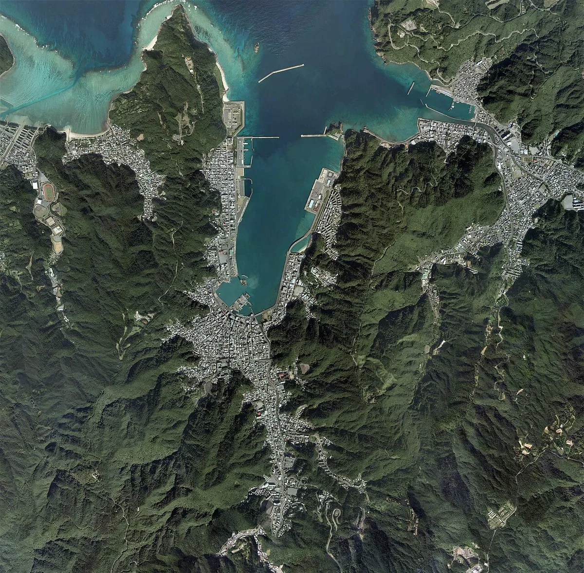 奄美大島の奄美市名瀬地区の空中写真