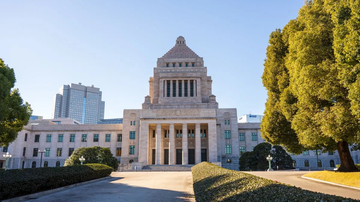 晴れた日の国会議事堂を正面から見た外観