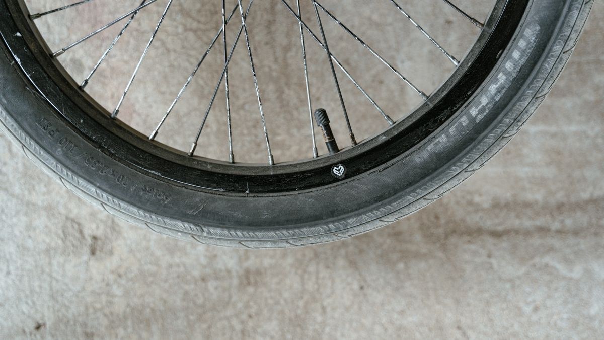 自転車のホイールと、リムから出ているバルブの先端