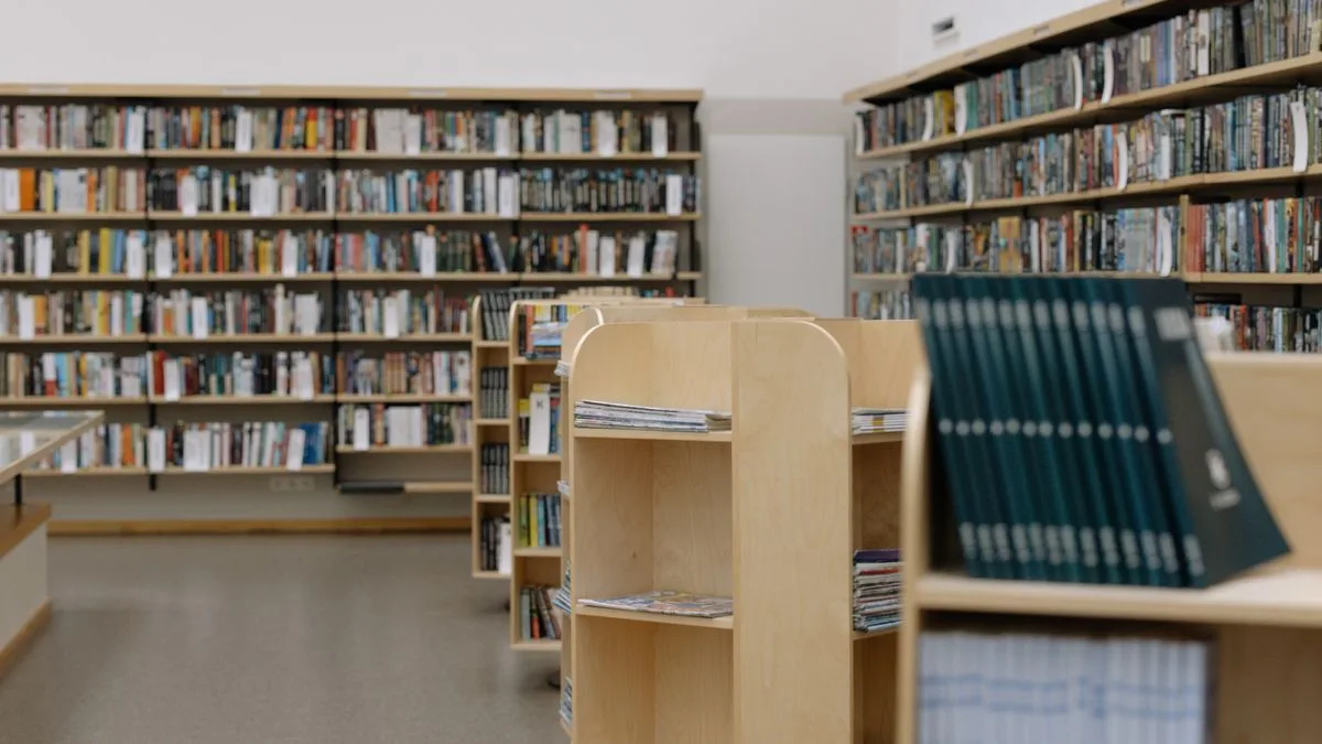 公共図書館の書架が並ぶ室内
