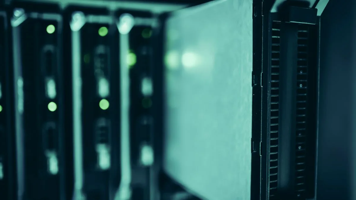 データセンターに並ぶサーバーラック。緑のランプが点灯している
