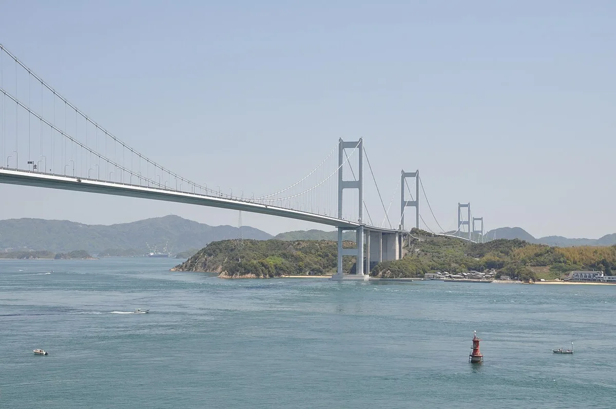 今治・糸山から見た朝の来島海峡大橋。海峡に橋脚が並び、潮の流れが見える