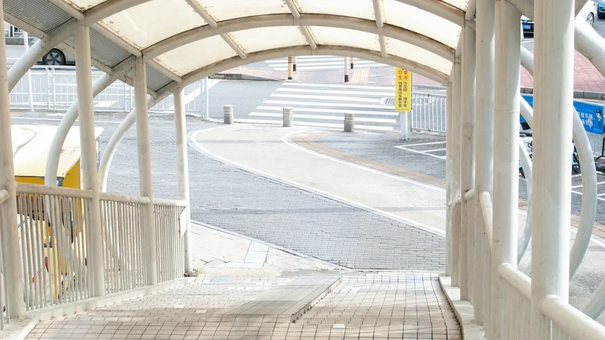 屋根付きの歩道橋の上から見下ろした、横断歩道のある交差点
