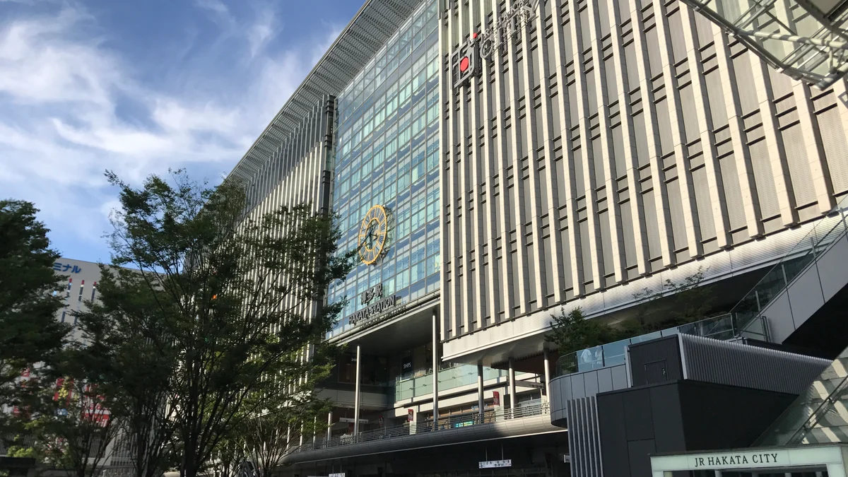 博多口駅前広場から見たJR博多駅駅舎の実景