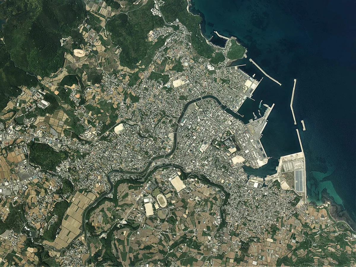 五島市福江地区と港周辺の空中写真