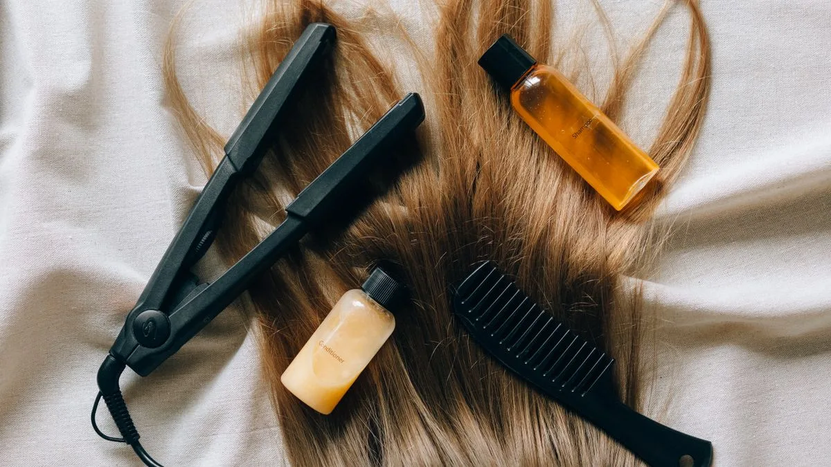 ストレートアイロンとヘアケア用品を並べた写真