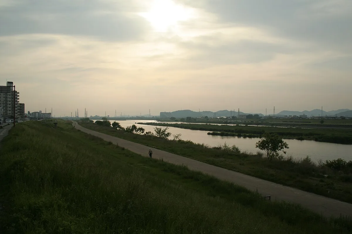 夕暮れの加古川下流と加古川橋