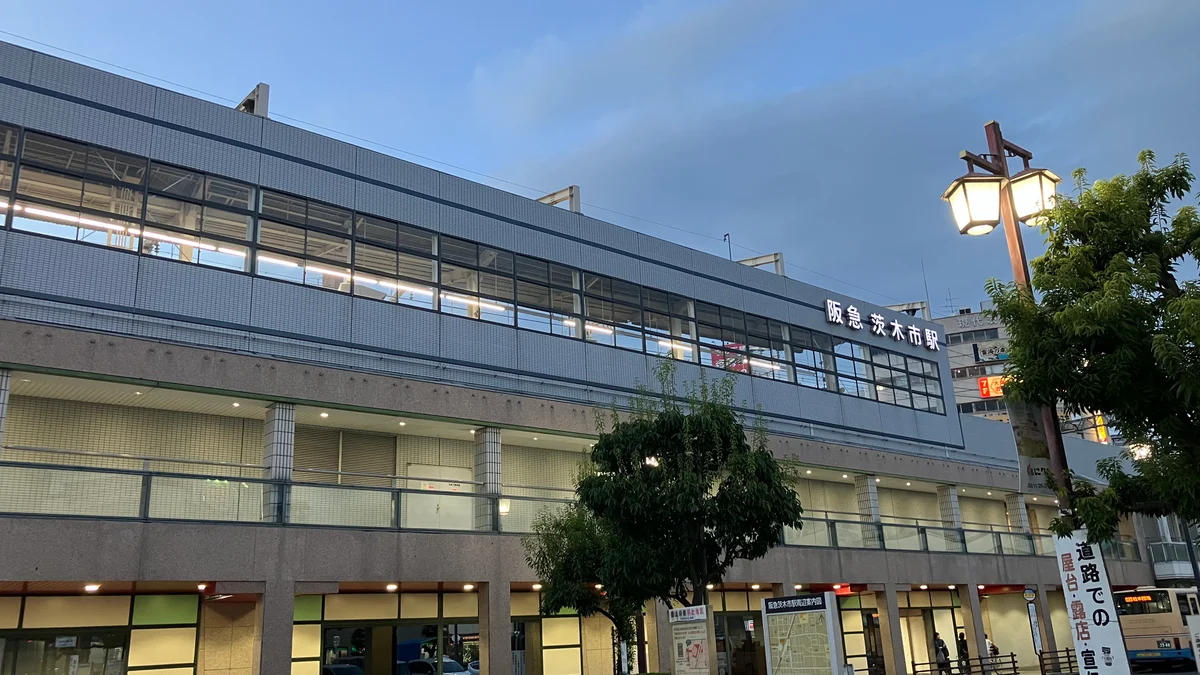 東側から見た阪急京都線の茨木市駅の実景