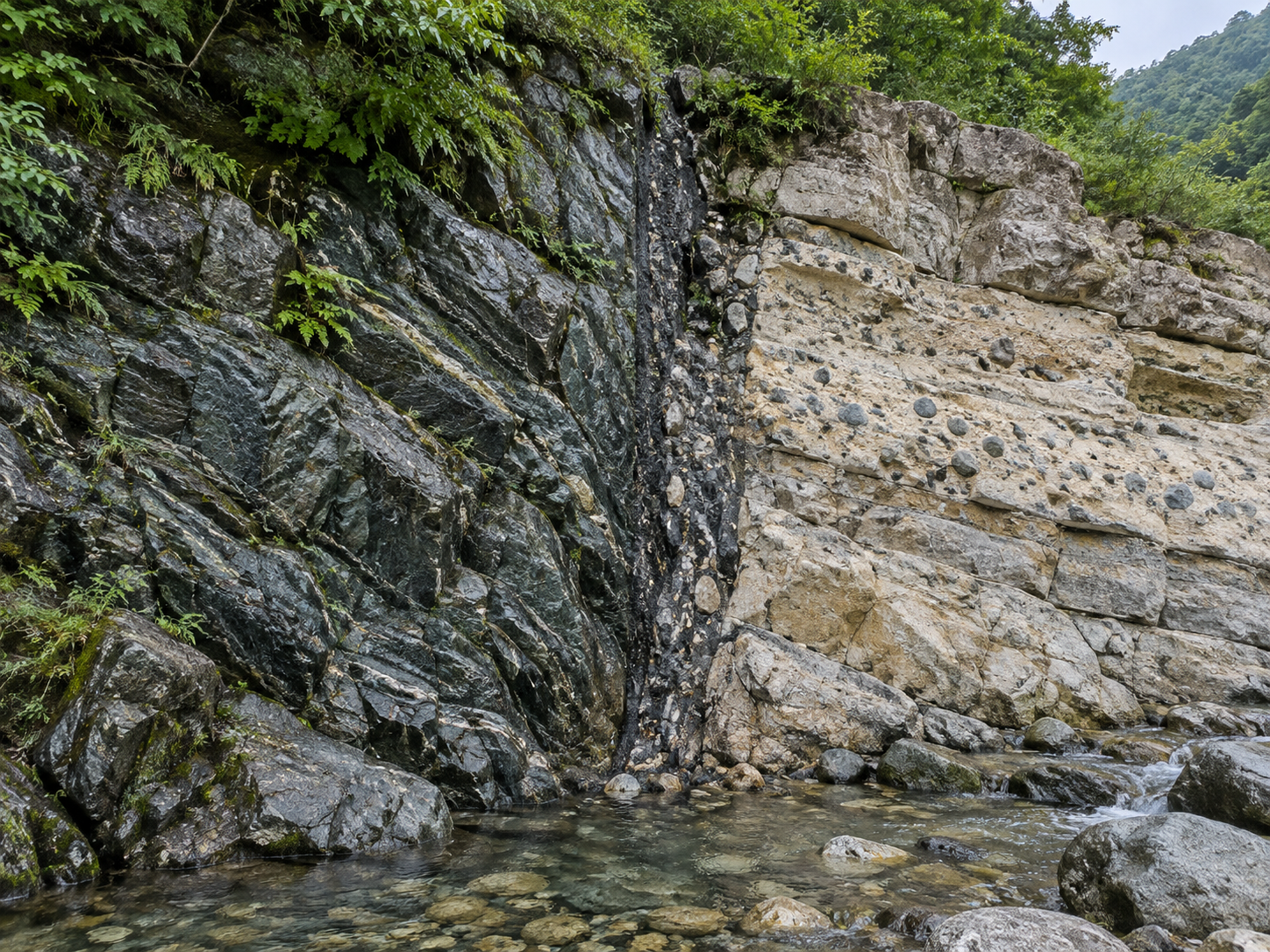 糸魚川静岡構造線をイメージした古い暗色岩と若い淡色岩の接触露頭