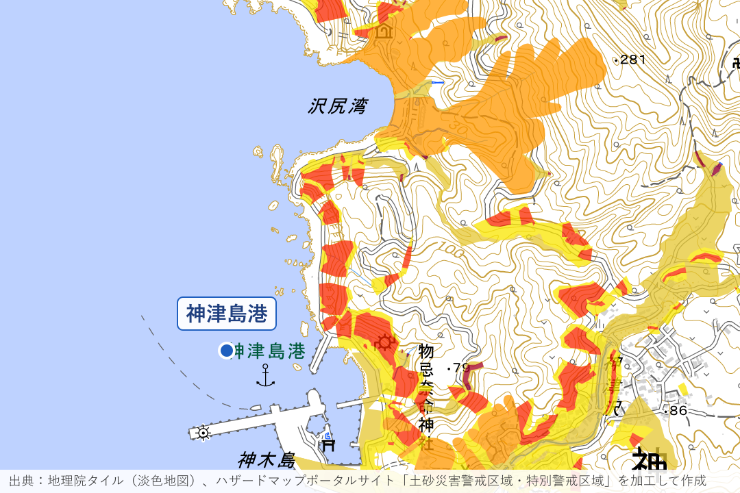神津島港の北、沢尻湾への道路周辺の土砂災害警戒区域を重ねた地図