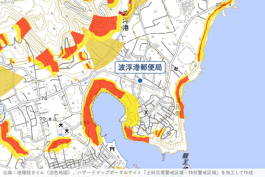 波浮港 港を囲む崖と集落周辺の土砂災害警戒区域を重ねた地図
