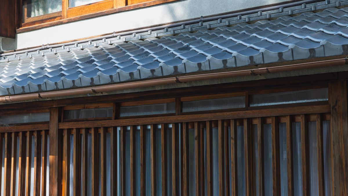 古い日本家屋の瓦屋根と木製の建具を間近から見たところ