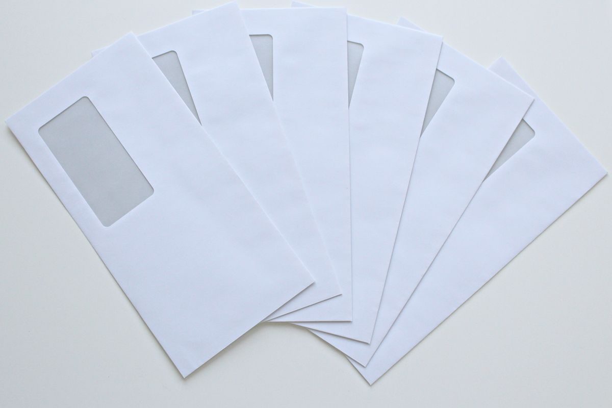 窓付きの白い封筒が並んでいる。市税の納付書や申告書は郵送でやりとりする