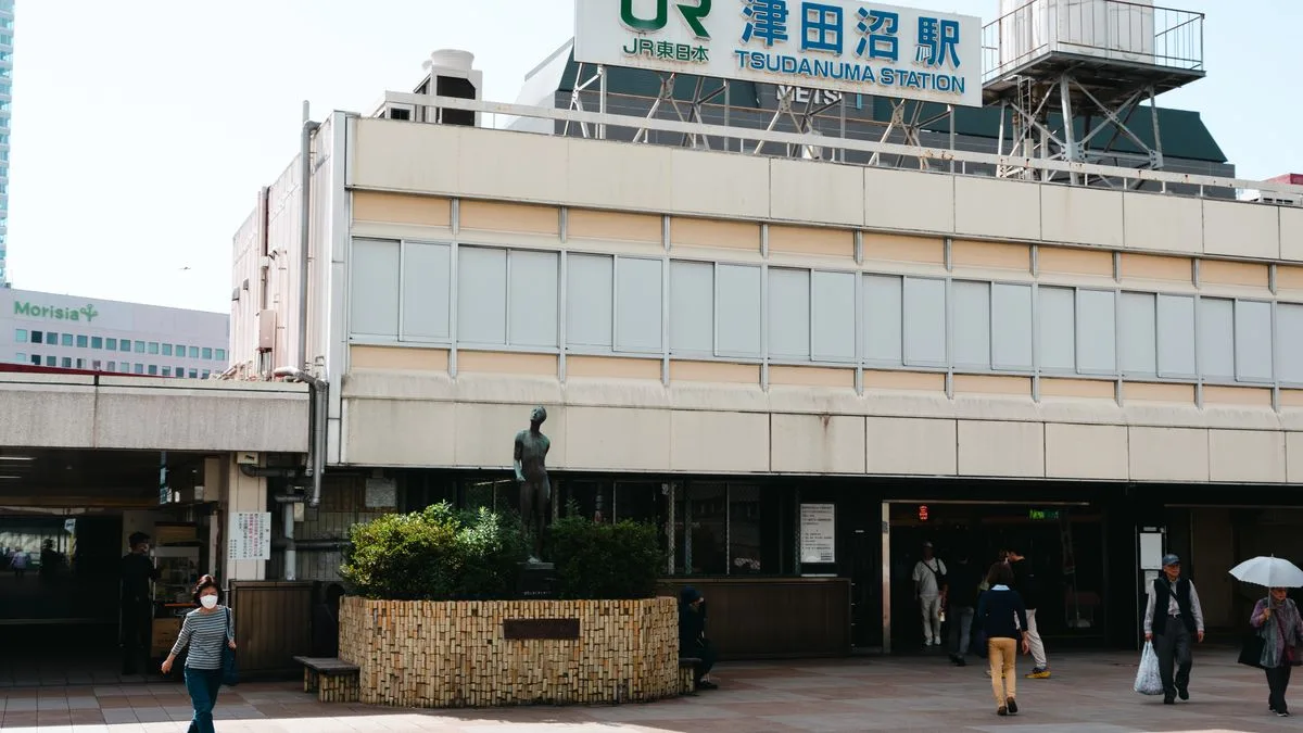 JR津田沼駅の駅舎前。駅前広場を人が行き交っている