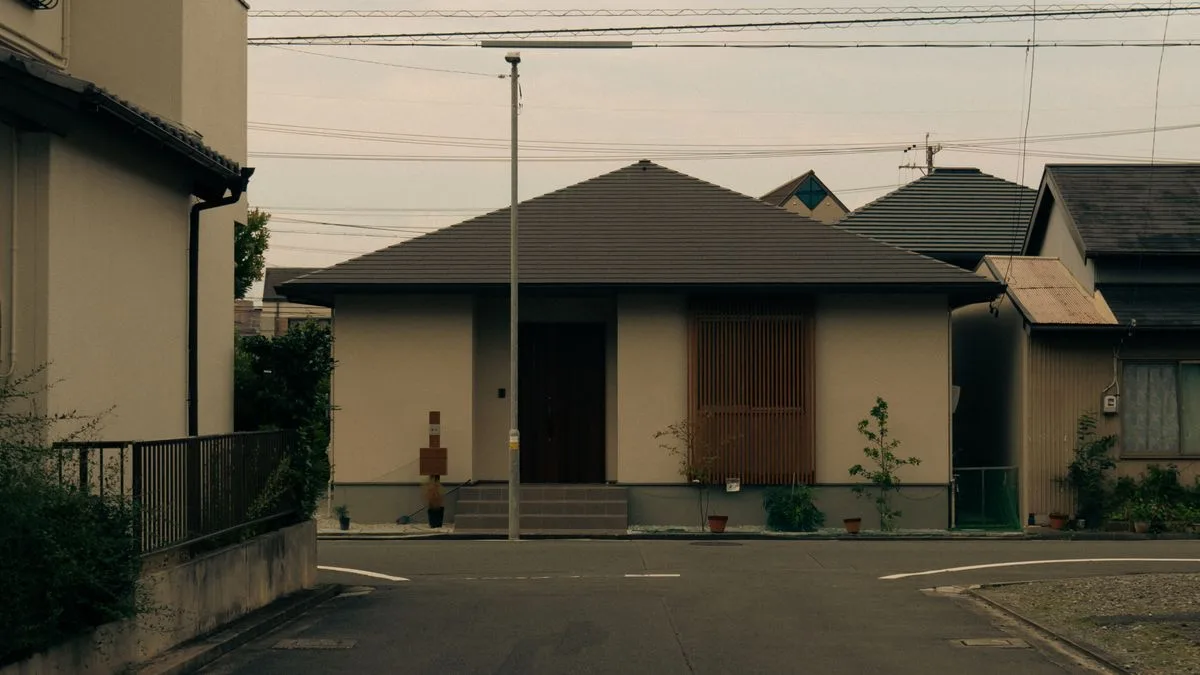 シャッターを閉めた平屋の建物が道路に面している日本の街角