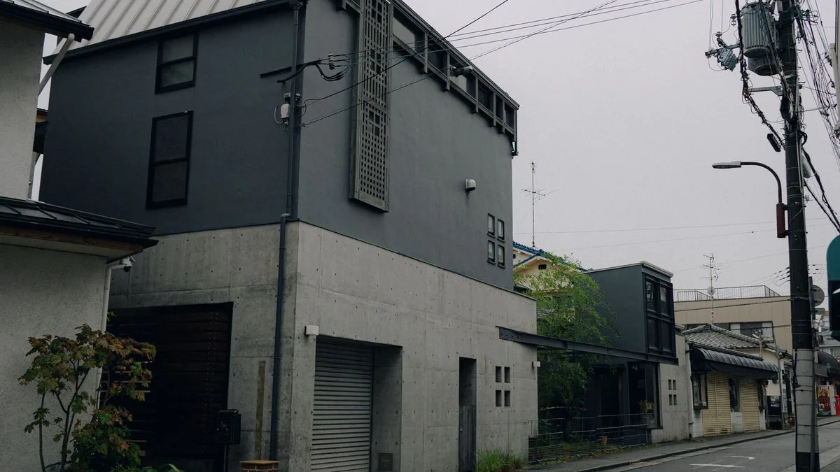 シャッター付きの作業場と住宅が隣り合う日本の住宅街の道路