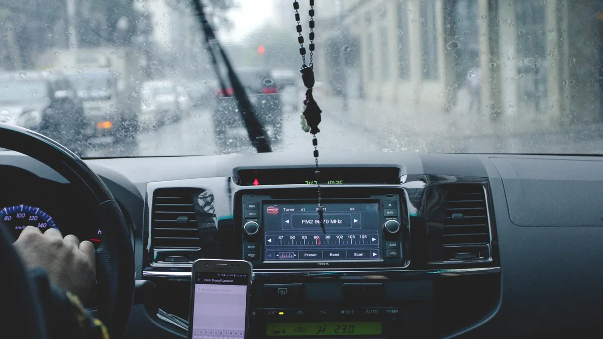 雨の街を走る車の中から