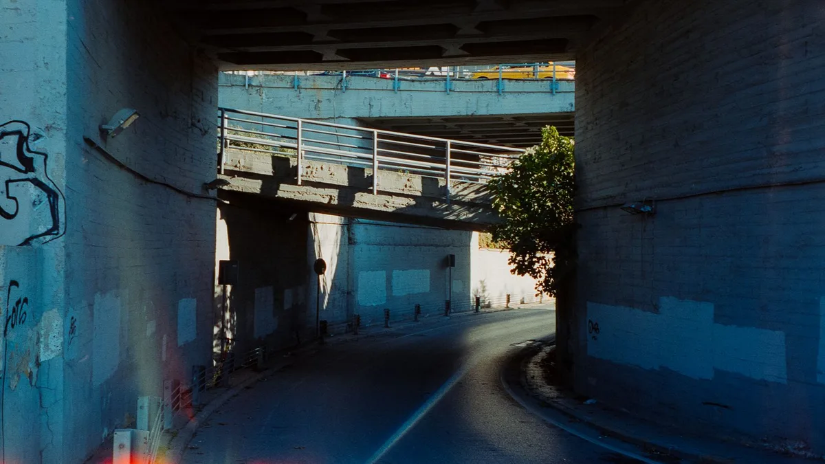 道路が線路の下をくぐる地下道。奥に向かって下り坂になっている
