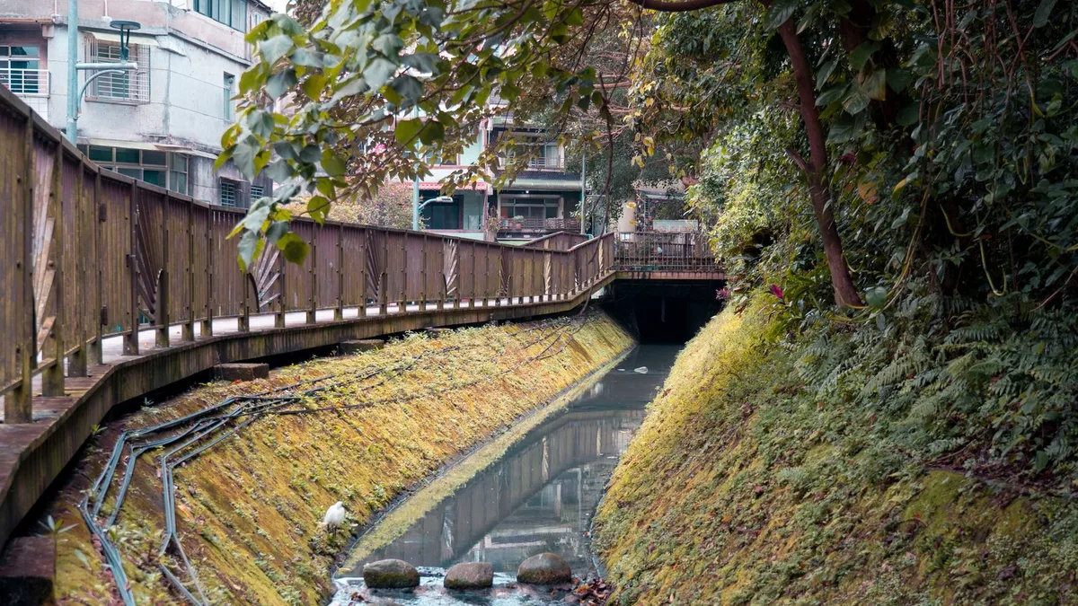 街なかを流れる水路と、その脇の遊歩道