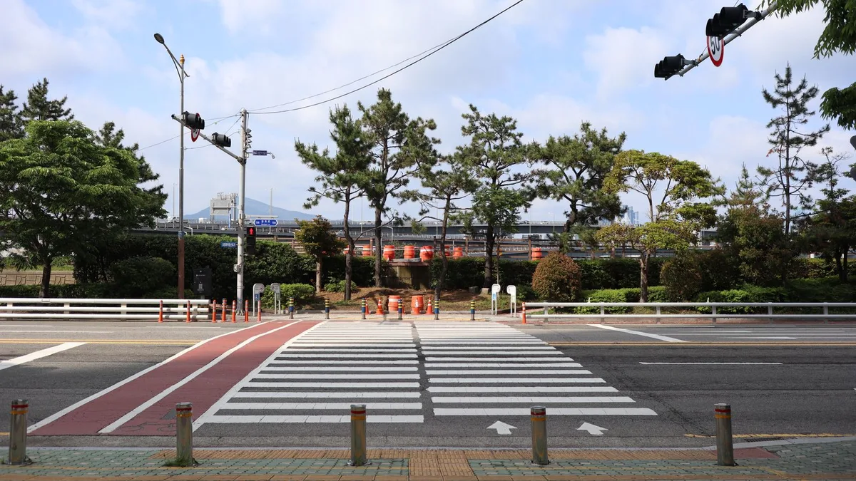 踏切のある郊外の道