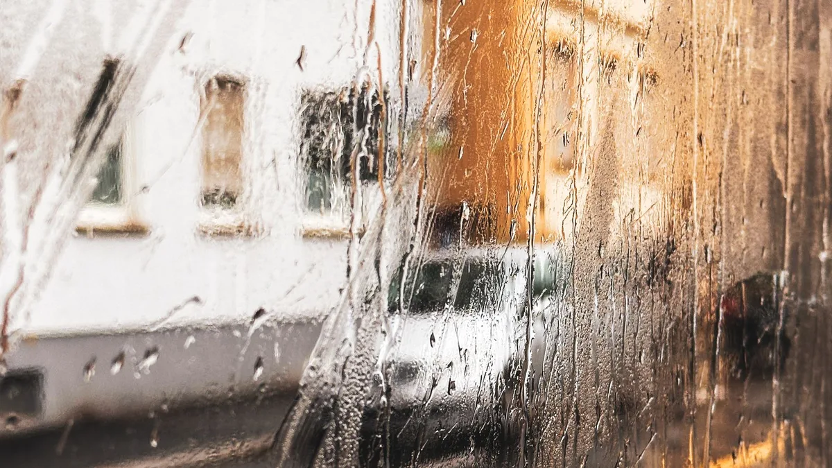 大雨の日に窓の外がにじんで見える様子