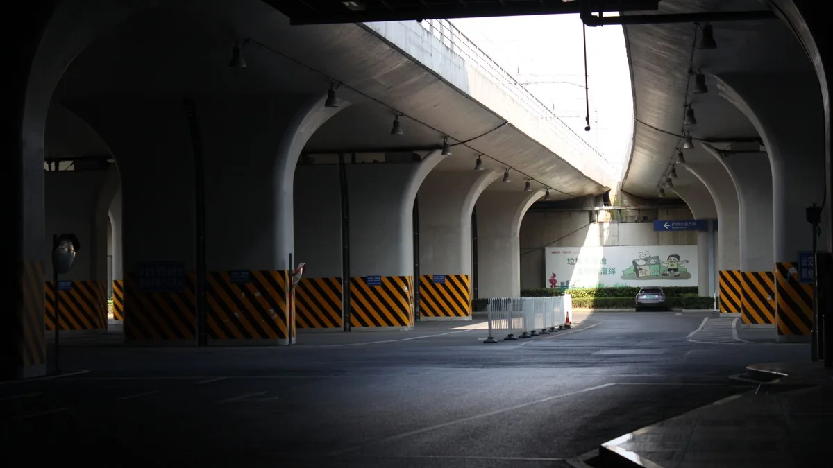 コンクリートの柱が並ぶ、道路の下の通路