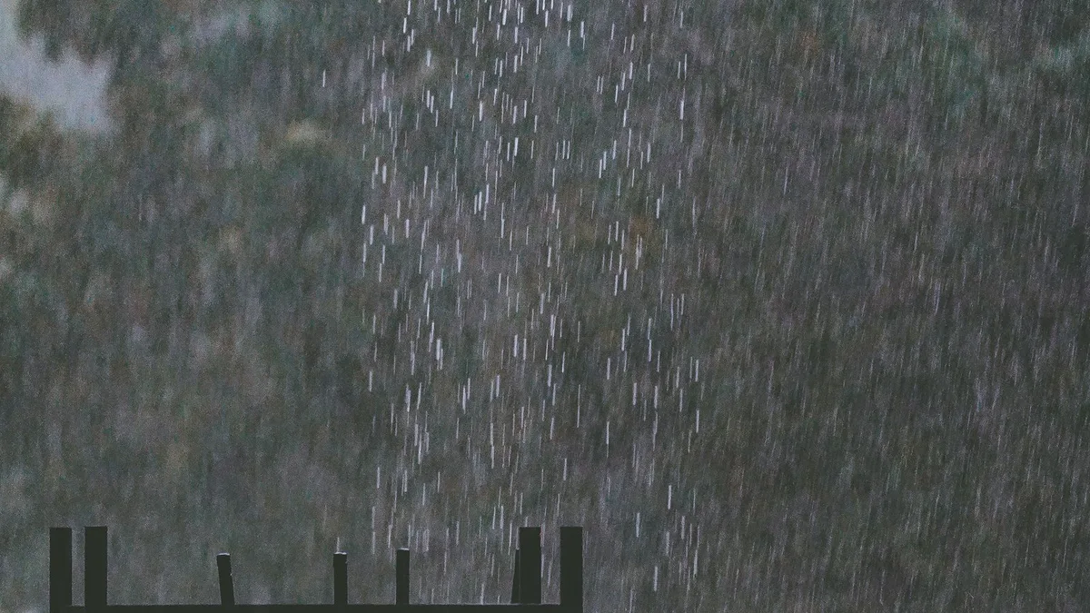 激しく降る雨