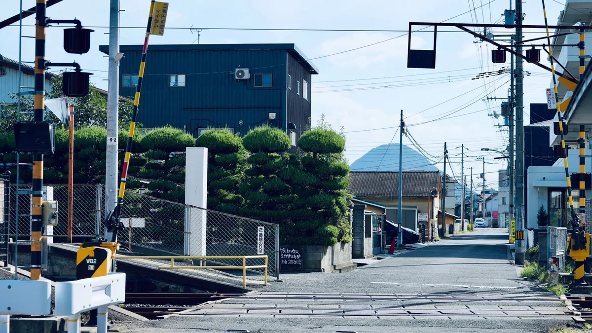 線路をくぐる細い道がある住宅地