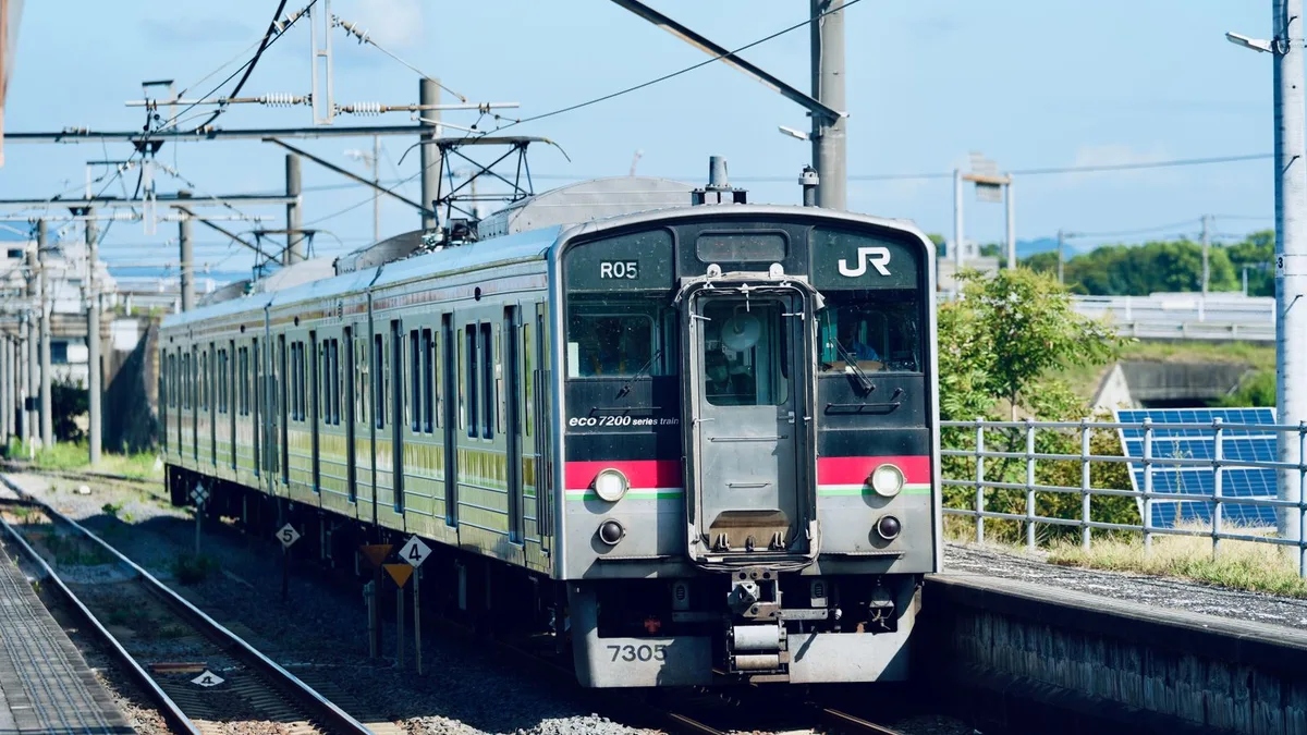 住宅地のそばを走る電車