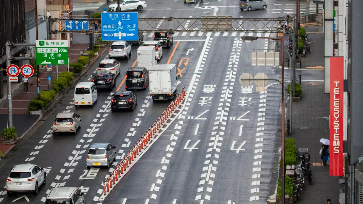 雨上がりの市街地の道路と信号