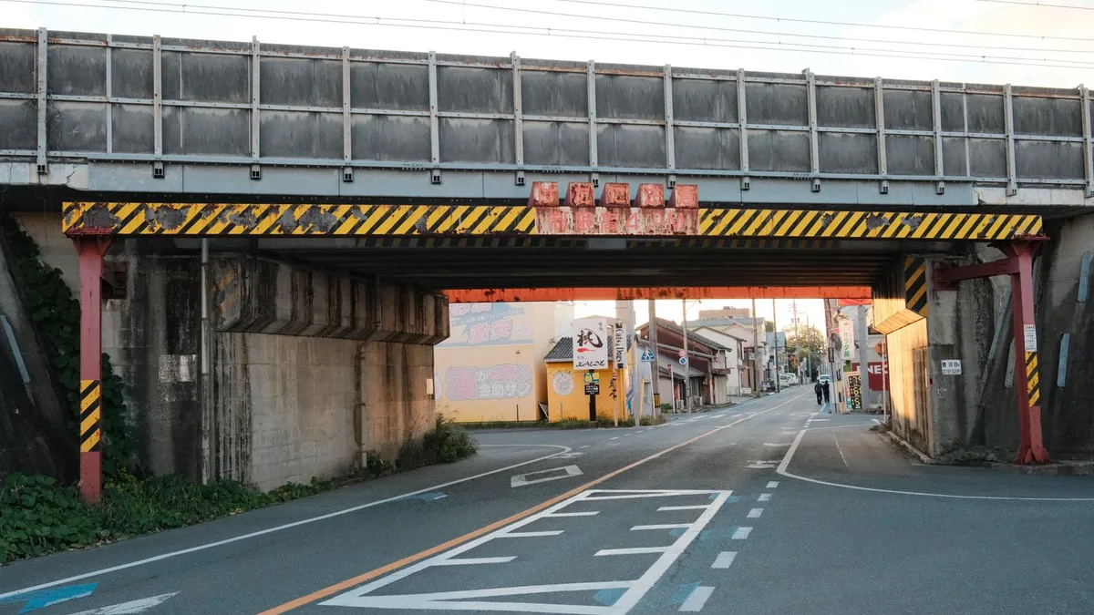 鉄道の橋げたの下を、道路がくぐっていく日本の街の風景