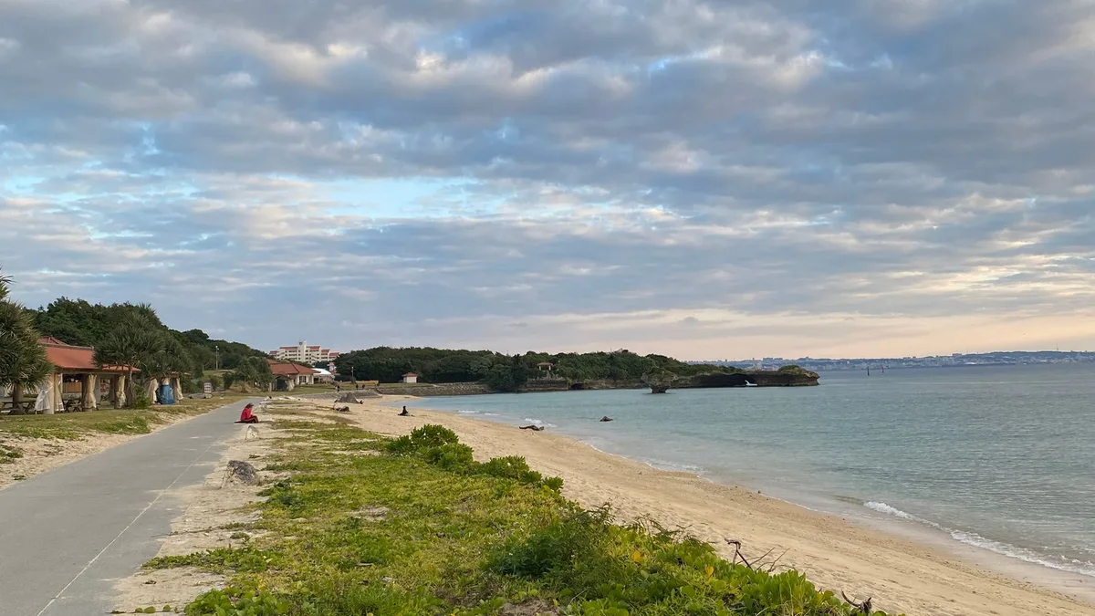 堤防に沿って続く道と海