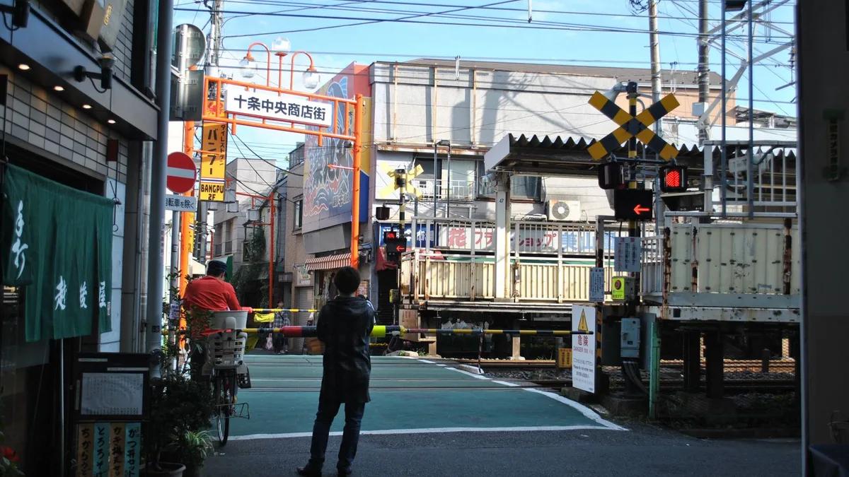 線路のわきを走る住宅地の道