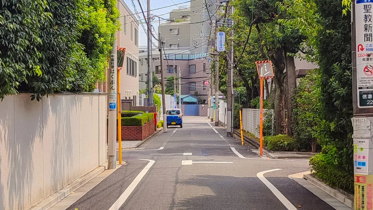 住宅と電柱が並ぶ、東京の静かな生活道路