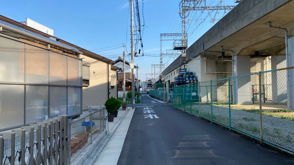 大阪の住宅街の道と、その脇を走る鉄道の高架